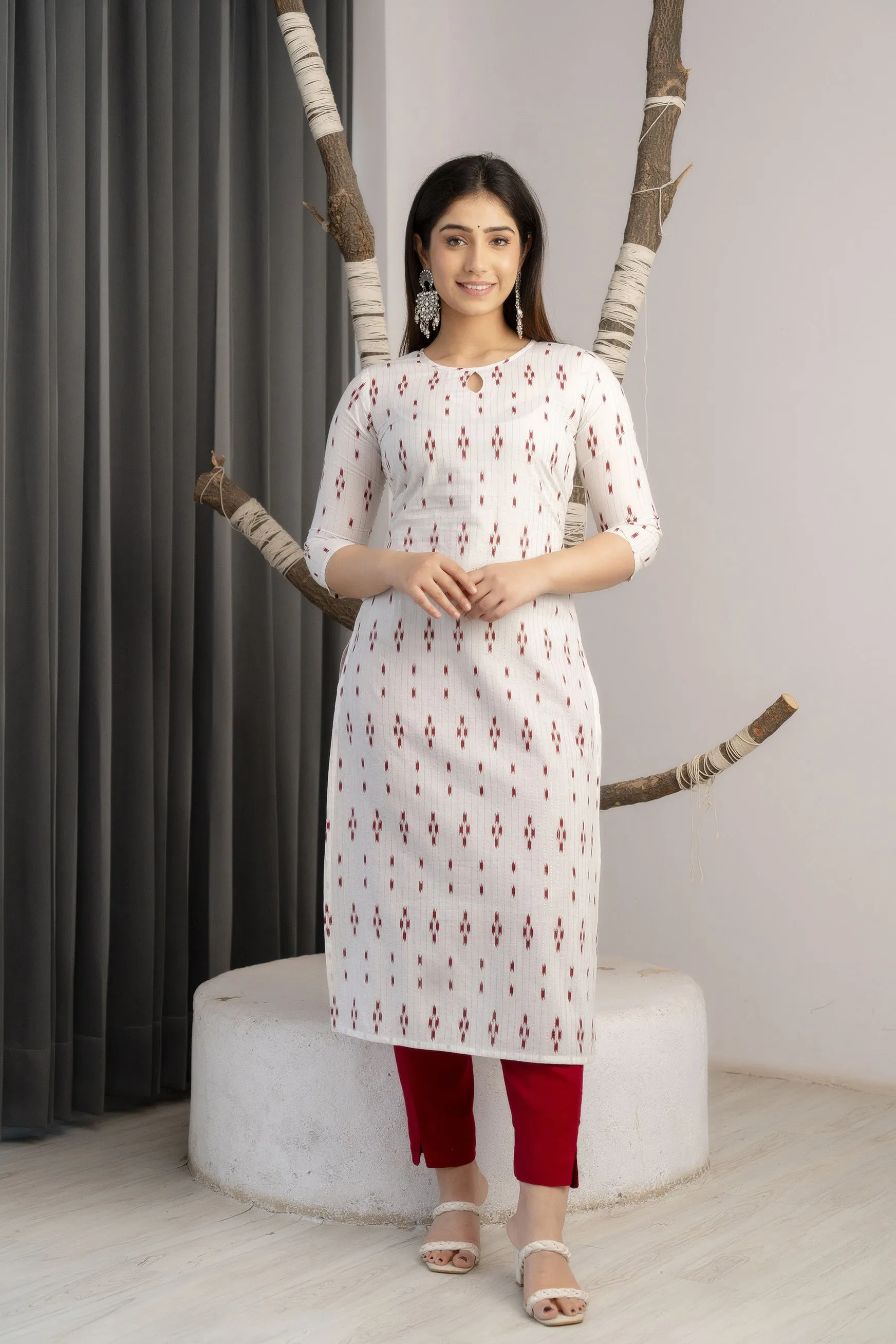 Women Off-White Printed Straight Kurta With Three Qurter Sleeves