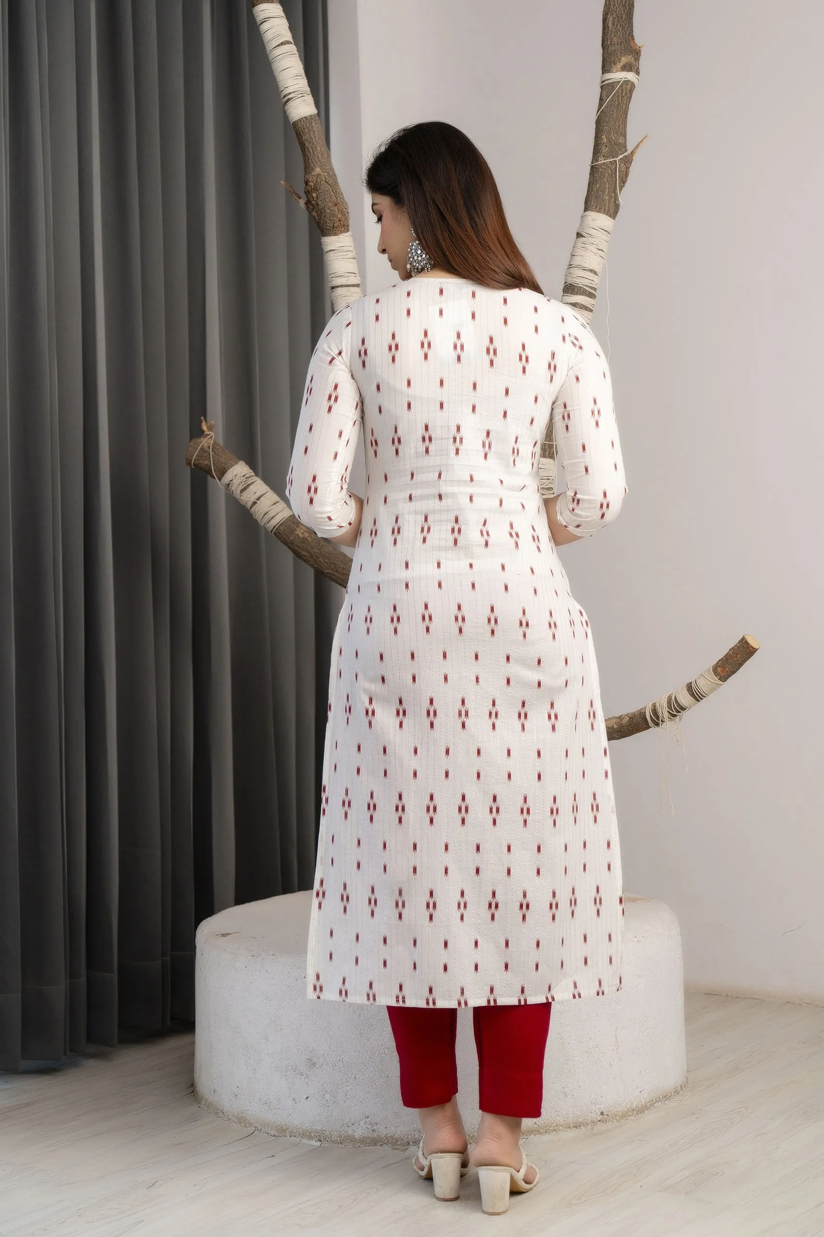 Women Off-White Printed Straight Kurta With Three Qurter Sleeves