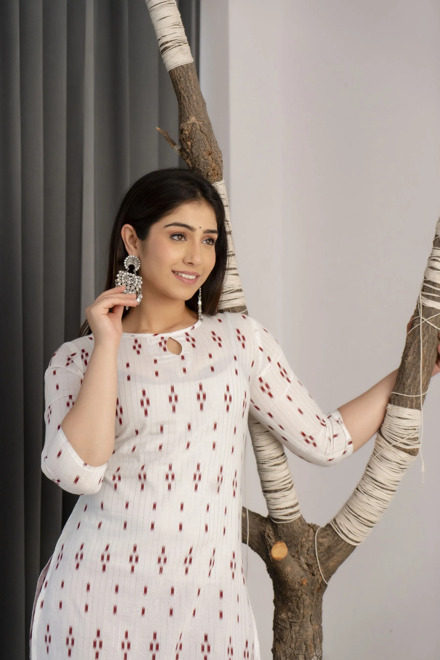 Women Off-White Printed Straight Kurta With Three Qurter Sleeves