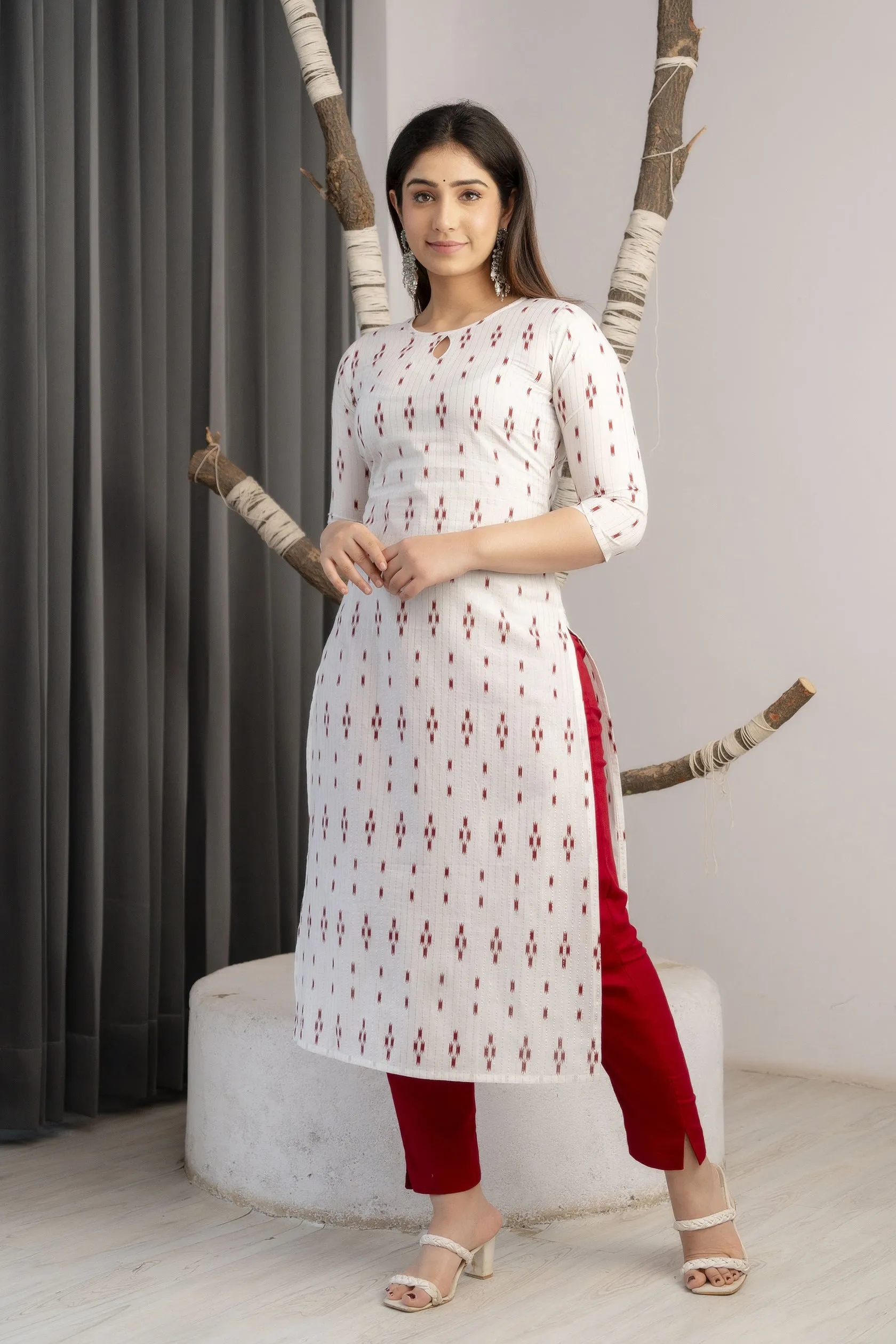 Women Off-White Printed Straight Kurta With Three Qurter Sleeves